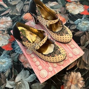 Super cute Hot Chocolate Design shoes, Style Double Topping, size 8.